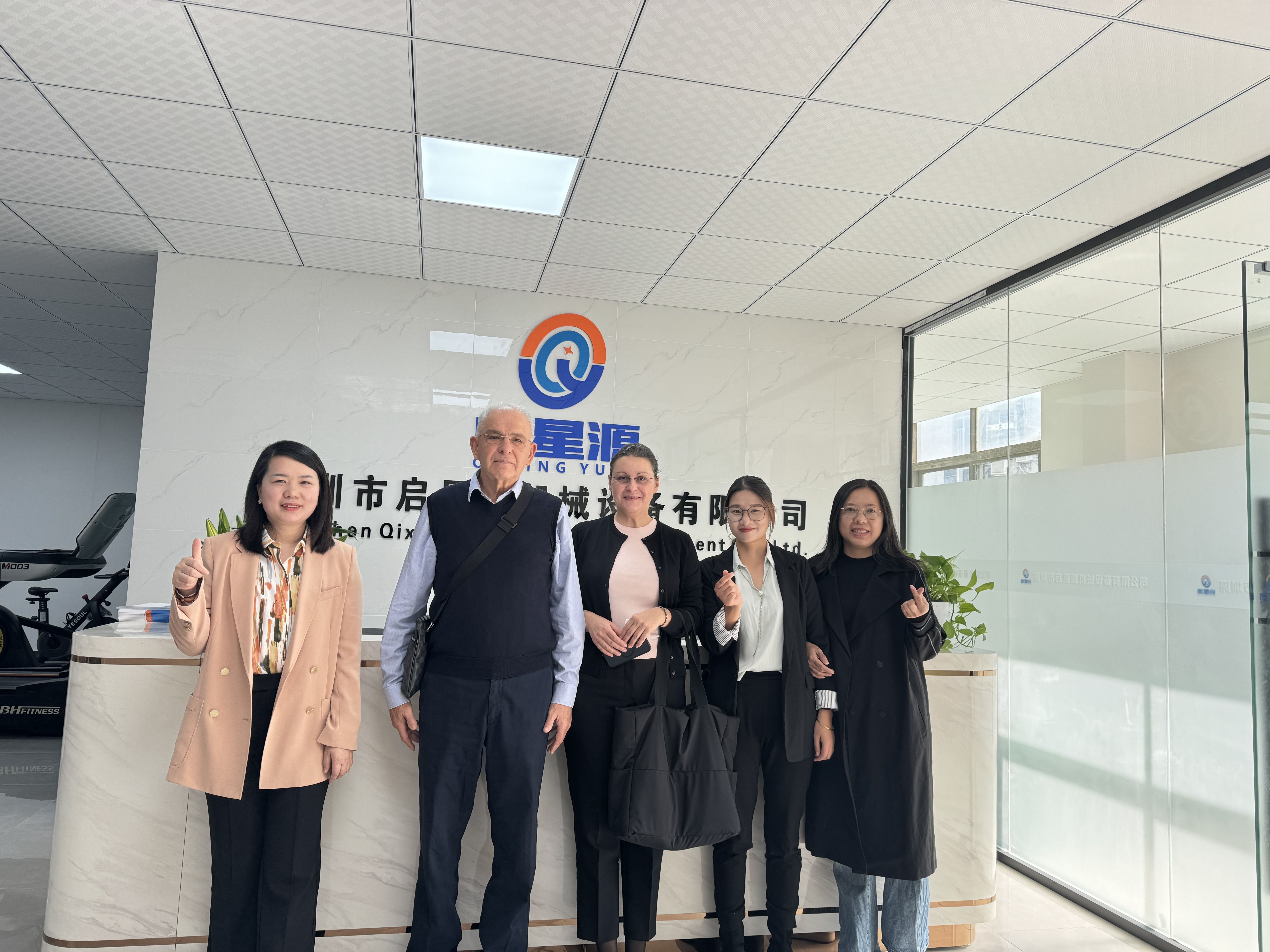 Selamat datang dengan hangat Mr.Savo dan Mrs.irena untuk mengunjungi Shenzhen Qixingyuan Machinery Equipment Co., Ltd. lagi